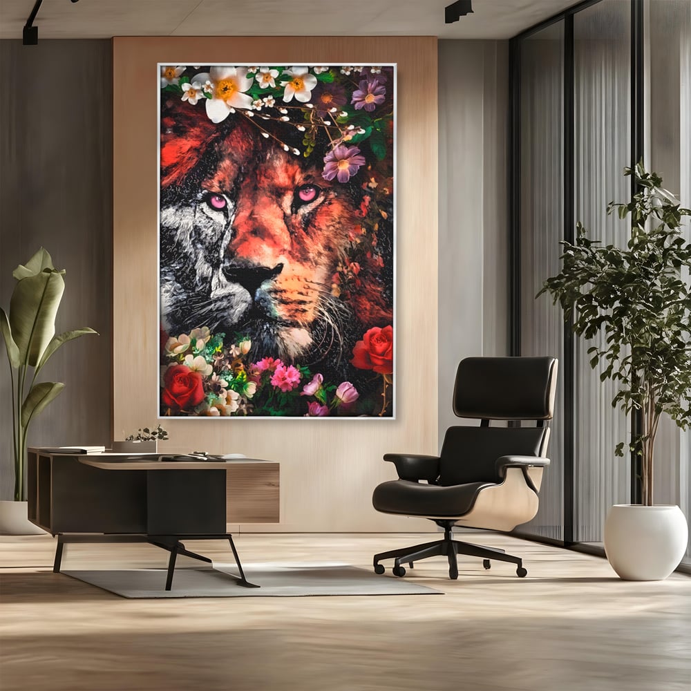 Tablou canvas cu tablou canvas cu cap de leu, in rama de aluminiu argintiu, pe perete intr-un birou